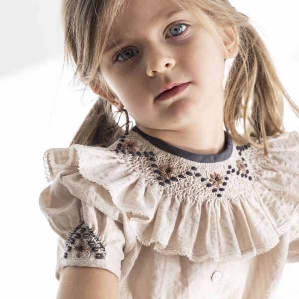 Camisa con mangas bordadas en nido de abeja color topo