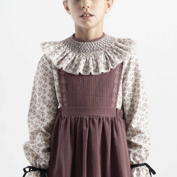 Peto Cassandra bordado marrón chocolate