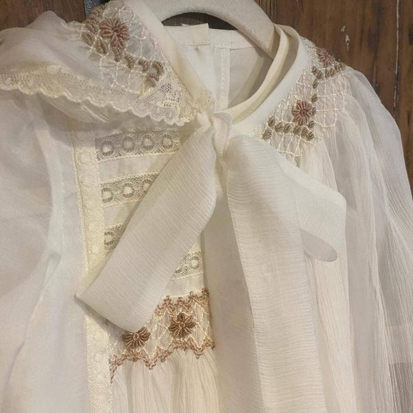 Capa de Cristianar de seda bordada a mano tonos rosa