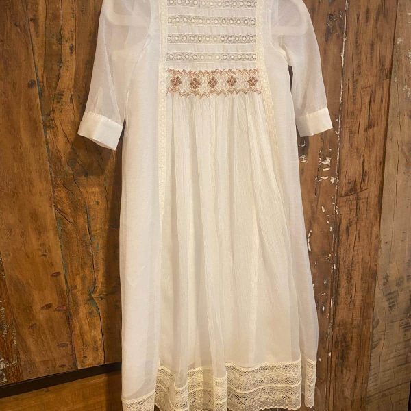 Faldón de cristianar bordados en tonos rosa