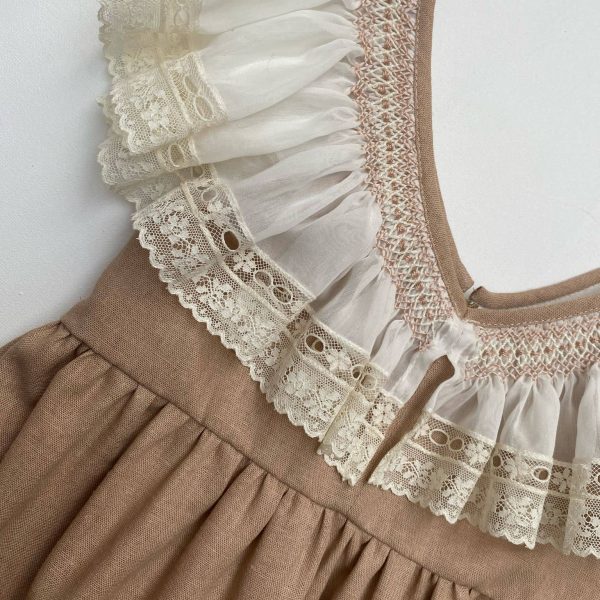 Vestido Paula con cuello bordado a mano en nido de abeja