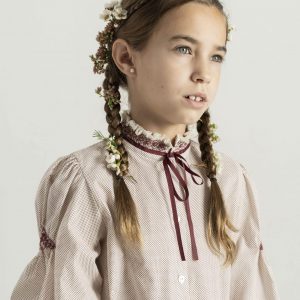 Camisa Cosette cuello bordado mangas bordadas estampado minipuntos