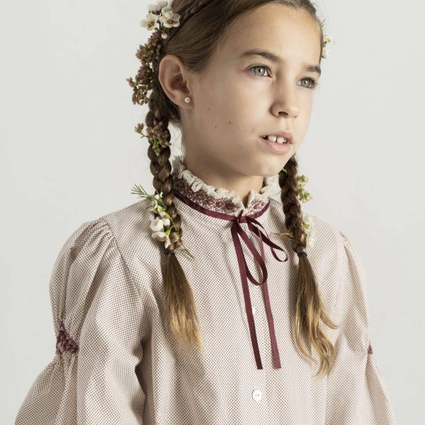 Camisa Cosette cuello bordado mangas bordadas estampado minipuntos