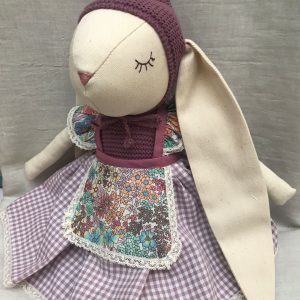 Conejita con orejita bordada con el nombre de la niña