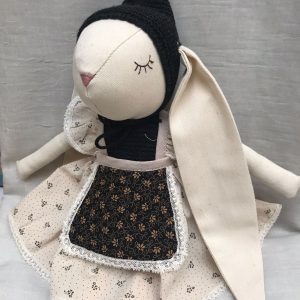 Conejita con orejita bordada con el nombre de la niña