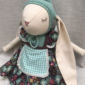 Conejita con orejita bordada con el nombre de la niña