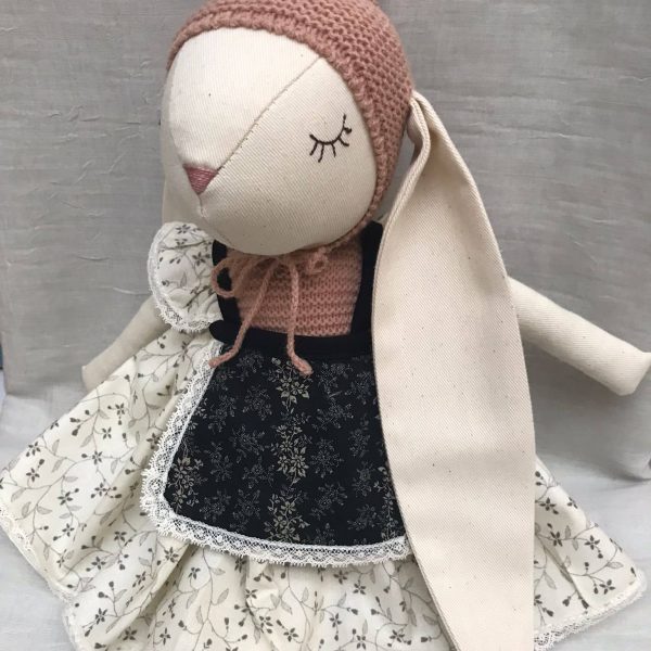 Conejita con orejita bordada con el nombre de la niña