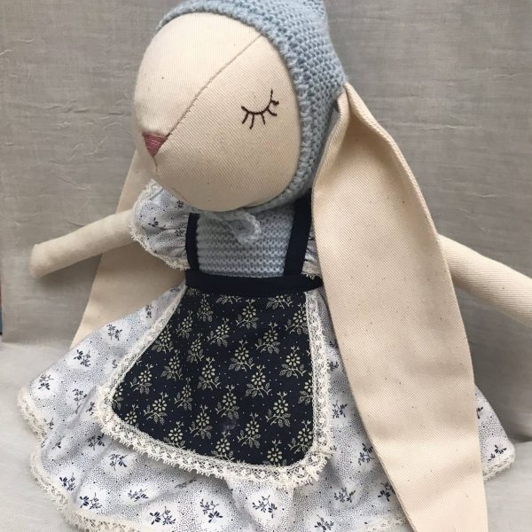 Conejita con orejita bordada con el nombre de la niña